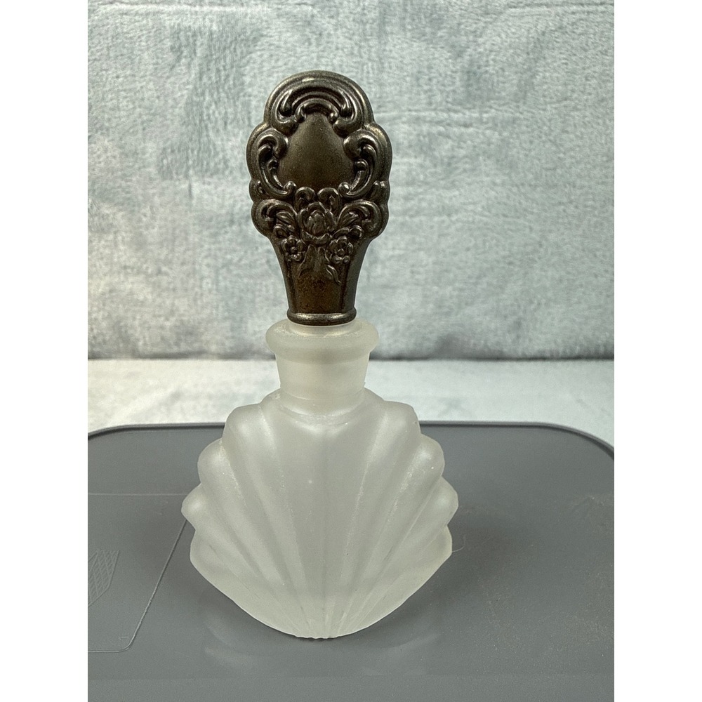 Vintage Style Frosted Glass Shell Bottle Ornate Silver Plated Floral Stopper - Picture 3 of 9